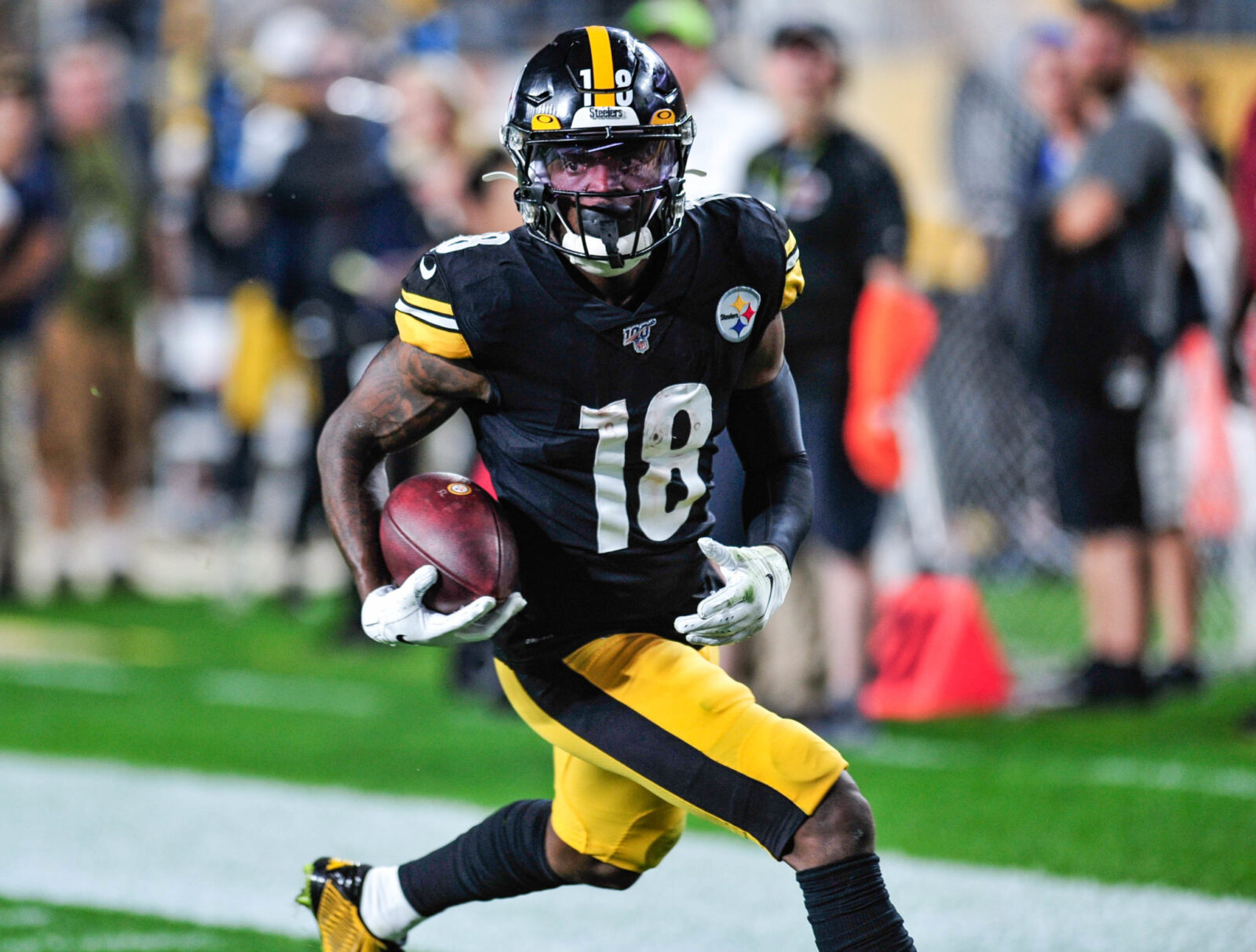 Diontae Johnson of the Pittsburgh Steelers lines up during the